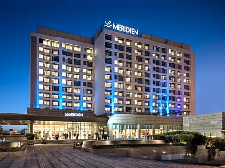 Le Méridien guests near Russian Spa Centre